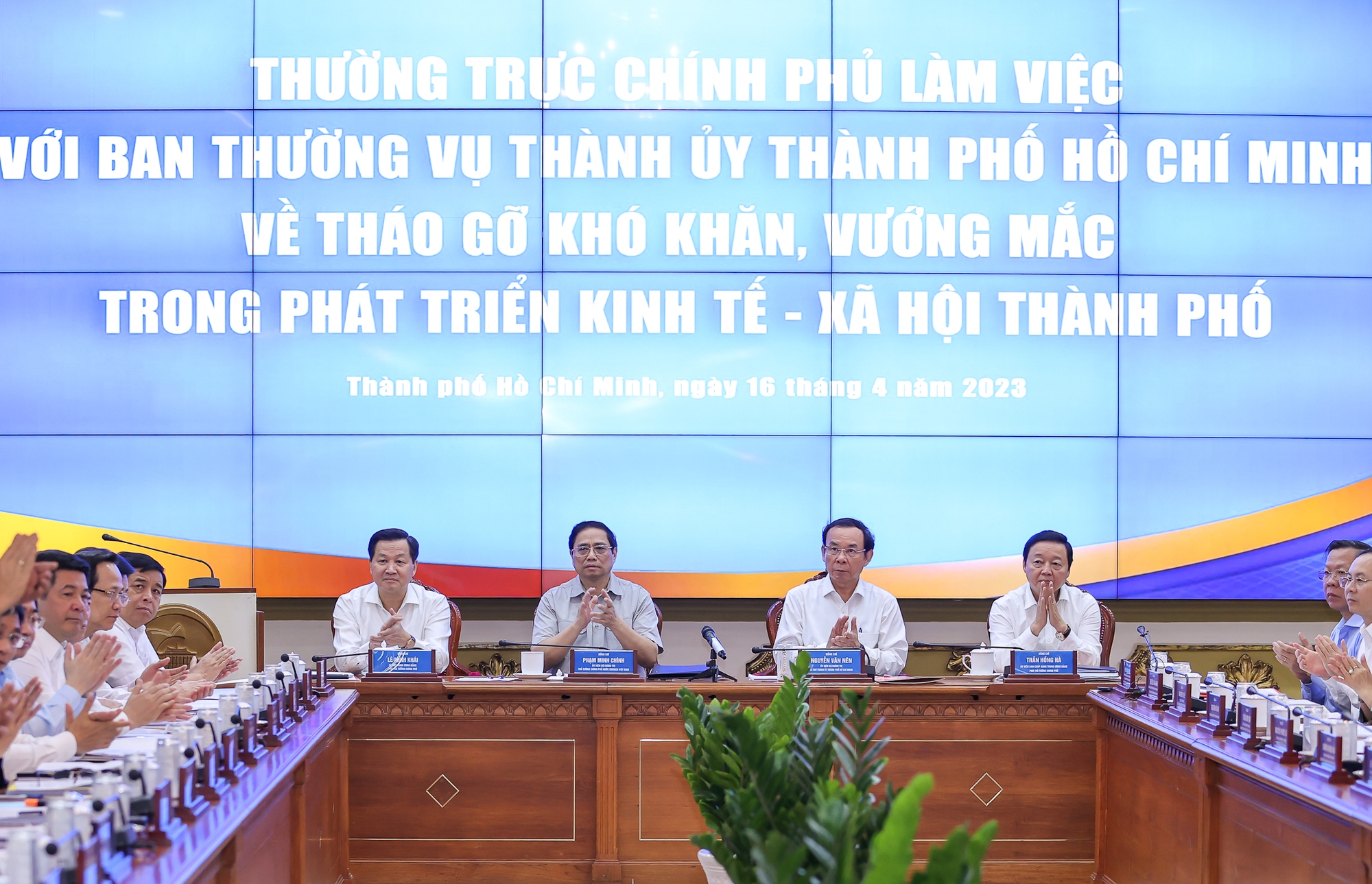 Thủ tướng Phạm Minh Chính, Bí thư Thành ủy TP. Hồ Chí Minh Nguyễn Văn Nên, Phó Thủ tướng Lê Minh Khái, Phó Thủ tướng Trần Hồng Hà cùng các đại biểu dự cuộc làm việc (Ảnh: VGP/Nhật Bắc).